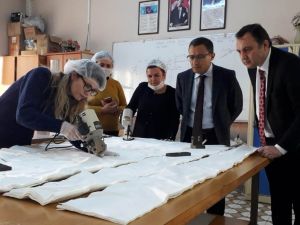 Gönüllü öğretmen ve öğrencilerden hastanelere maske desteği