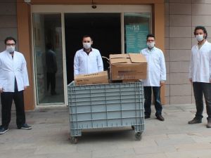 Manisa’da eczacılardan sağlıkçılara maske bağışı