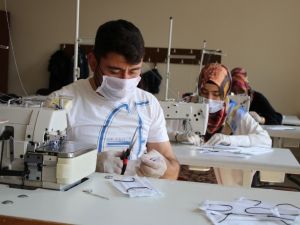 Memurlar maske üretiyor