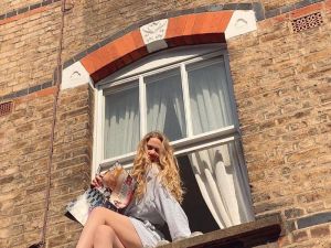 Karantinadan sıkılan oyuncu ve şarkıcı Serel Yereli, pencereye oturdu