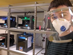 Kendi yaptığı 3 boyutlu yazıcılarda siperli maske üretiyor