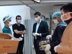 AK Gençlerden sağlık çalışanlarına motivasyon