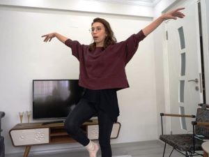 Evde kalanlara sosyal medyadan harmandalı öğretiyor