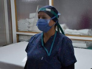 Hastanede sağlık çalışanları için yüz siperliği üretiliyor