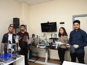 Üniversiteli öğrenciler korona virüs için yüz siperliği üretti