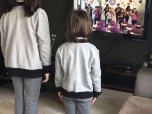 Canlı ders saatlerine İstiklal Marşı ile başlıyorlar