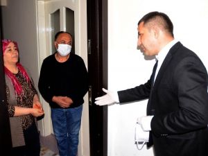 Başkan Günel, yardım paketlerini ekiplerle birlikte dağıtıyor