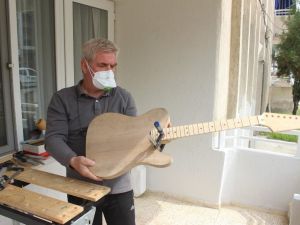 Yasağa uydu, hobi olarak gitar yapımına başladı