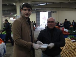 AK Gençler pazarda vatandaşlara dezenfektan, maske ve eldiven dağıttı