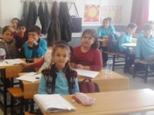 İmam hatipli öğrenciler harçlıklarını Mehmetçik’e gönderdi