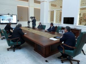 Sağlık Bakanı Koca, Covid-19 hastalarını tedavi eden hekimlerle görüştü