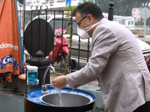 Pazar yeri girişine varillerden hijyen istasyonu