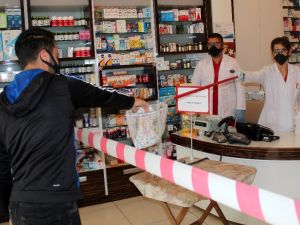 Bu eczanede alışveriş av filesi ile yapılıyor