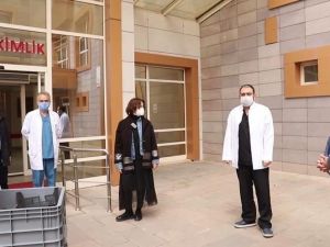 Sağlık çalışanlarına üzüm hoşafı, kek ve poğaça ikramı