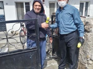 Tüm beldeye kolonya dağıtıldı