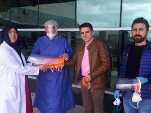 Sağlık çalışanları için koruyucu sperlik ve maske ürettiler