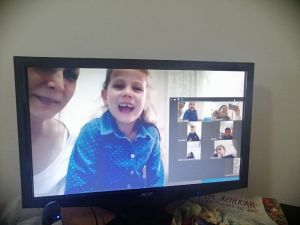 Evlerinden otizme mavi ışık yaktılar