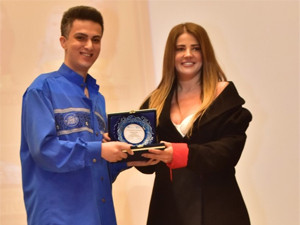 23 yaşındaki genç gazeteci ödül dağıtıyor!