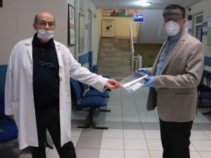 Belediye sağlık çalışanlarına koruyucu siperlik dağıttı