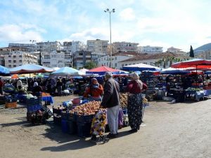Kuşadası’nda pazaryerine gelenlerin ateşi ölçüldü
