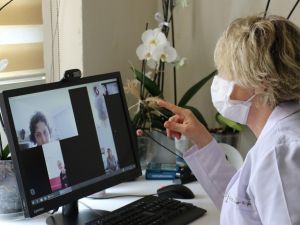 Korona virüsten dolayı evinden çıkamayan hastalara videolu tedavi