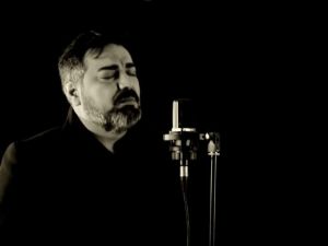 Sesini duyan Ahmet Kaya zannediyor