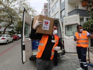 İhtiyaç sahiplerine gıda ve hijyen paketleri dağıtılıyor