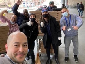 New York’un Türk pizzacısı Hakkı Akdeniz, evsizlere ve Türk öğrencilere pizza ve maske dağıttı