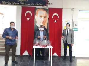 Hastane çalışanlarına maske ve amaliyat önlüğü verildi