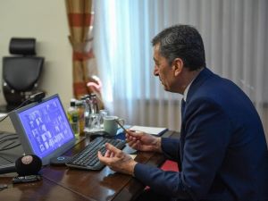 Bakan Selçuk EBA Canlı Sınıfta sınava hazırlanan öğrencilerle buluştu