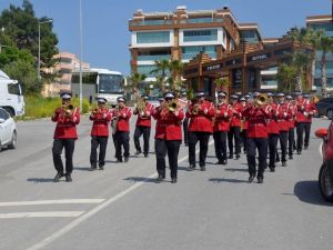 Kuşadası Belediyesi’nin efsane bandosu bu kez çocuklar için çaldı
