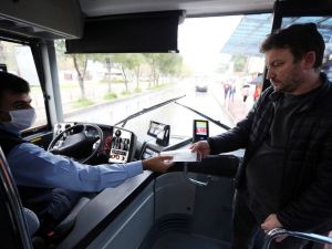 Otobüslerde vatandaşa maske dağıtılıyor