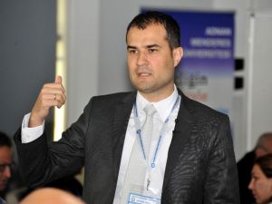 ‘Siyaset Gündeminde Köşe Kapmaca’ piyasaya çıktı