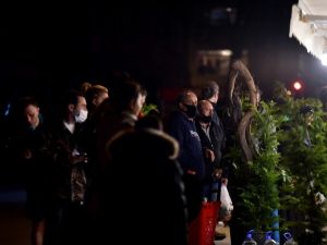 Yasak sonrası manav kuyruğu