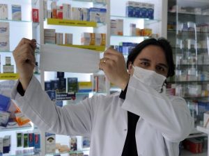 Eczanelerde ücretsiz maske dağıtımı devam ediyor