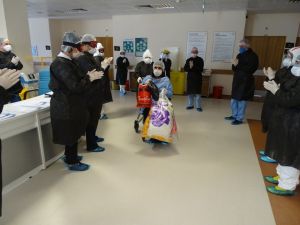 Manisa’da korona virüsten iyileşen 5 hasta alkışlarla taburcu edildi