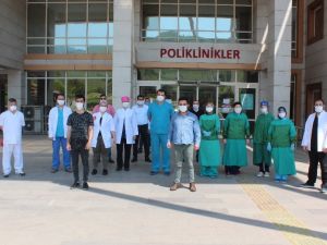 Virüsü yendiler, alkışlarla uğurlandılar