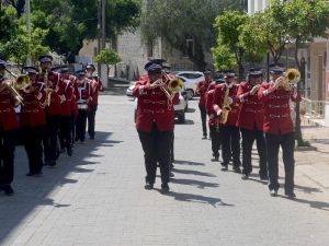 Kuşadası’nın efsane bandosu moral konserlerine devam ediyor