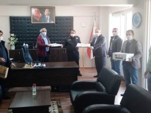 AK Parti ilçe teşkilatı maske dağıttı