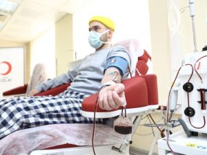 Korona virüsü yenen genç doktordan plazma bağışı