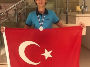 TDV Bornova Koleji öğrencisi uluslararası matematik yarışmasında birinci oldu