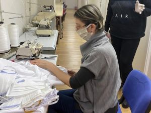 Kursiyerden işçilere maske desteği