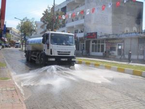 Kuşadası’nda cadde ve sokaklar dezenfekte edildi