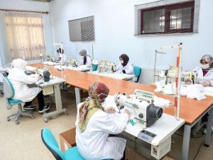 Gönüllü oldular, günde 2 bin maske üretiyorlar