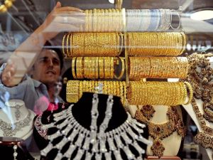 Altın yeni haftaya düşüşle başladı