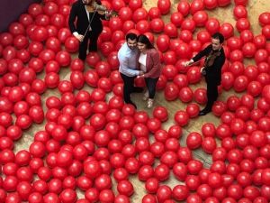 Eşinden, Elmira Namazova’ya 10 bin balonla evlilik yıl dönümü kutlaması