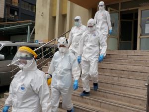 İzmir’in 422 kişilik filyasyon ekibi cephede salgınla savaşıyor