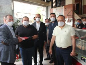 Esnafa bayrak dağıtıldı