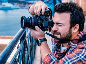 Emir Kosif’in sokak hayvanları sergisi ertelendi