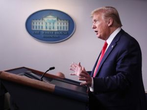 Trump, ABD’ye göçmen kabulünü 60 gün askıya alan kararnameyi imzaladı